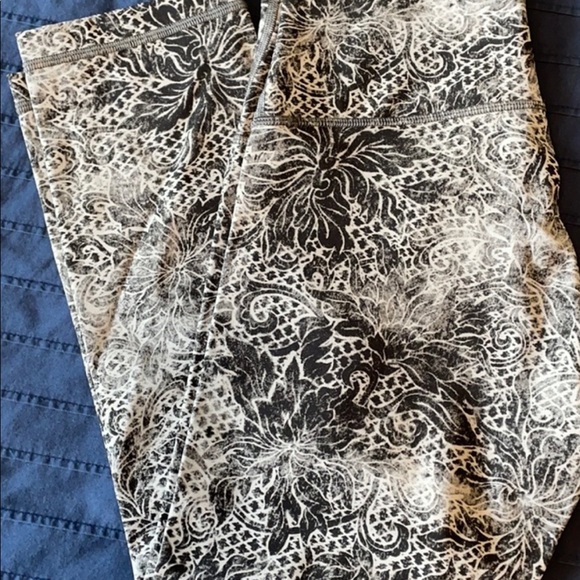 Lululemon Wonder Under Crops. High rise. Size 6. - Picture 2 of 5